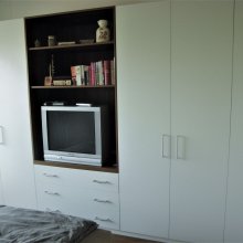 Schlafzimmerschrank mit TV-Regal