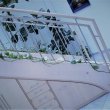 Geländer-Detail mit Unterbau-Einbauschrank